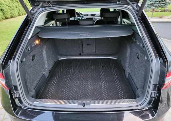 Skoda Superb cena 69900 przebieg: 132306, rok produkcji 2015 z Józefów małe 742